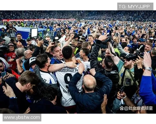 球迷冲入赛场激情拥抱偶像球星场面温馨感人 球迷冲入赛场激情拥抱偶像球星场面温馨感人